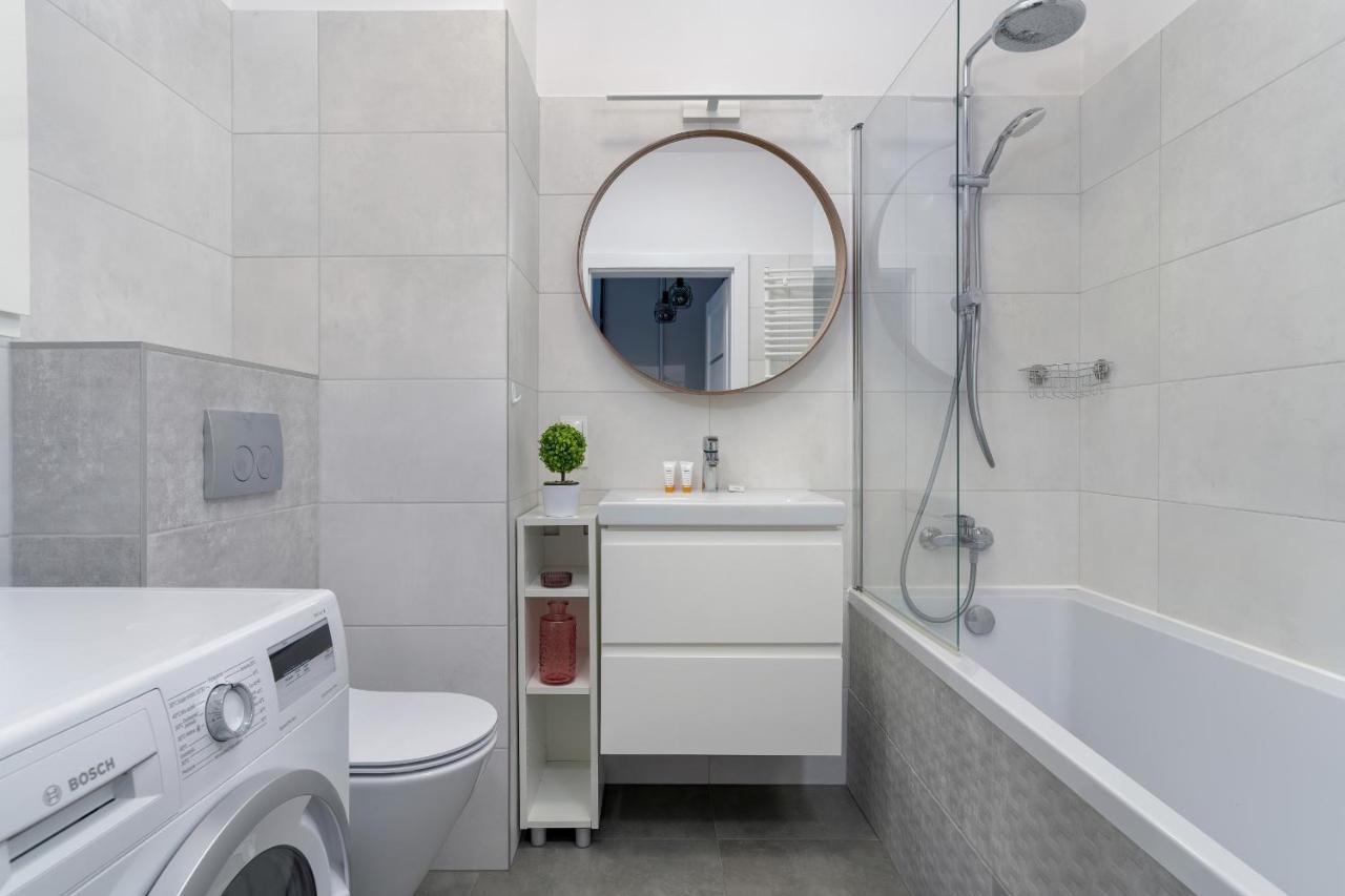 Stylish & Comfy Garbary Apartments With Parking By Noclegi Renters Poznan Bagian luar foto
