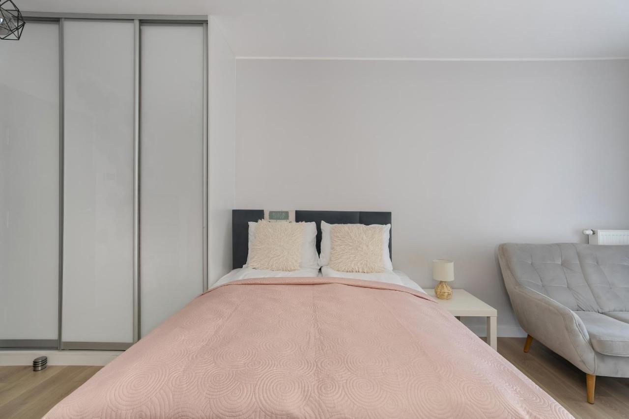 Stylish & Comfy Garbary Apartments With Parking By Noclegi Renters Poznan Bagian luar foto