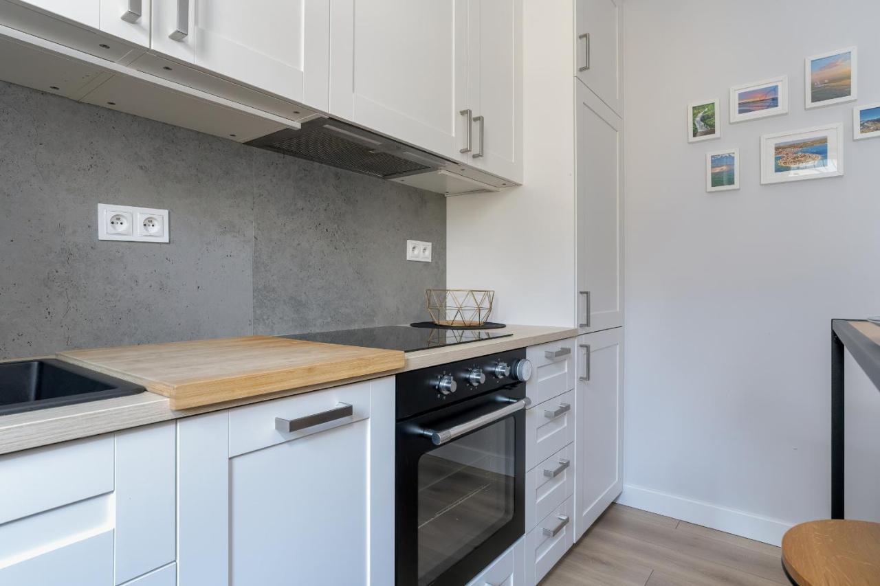 Stylish & Comfy Garbary Apartments With Parking By Noclegi Renters Poznan Bagian luar foto