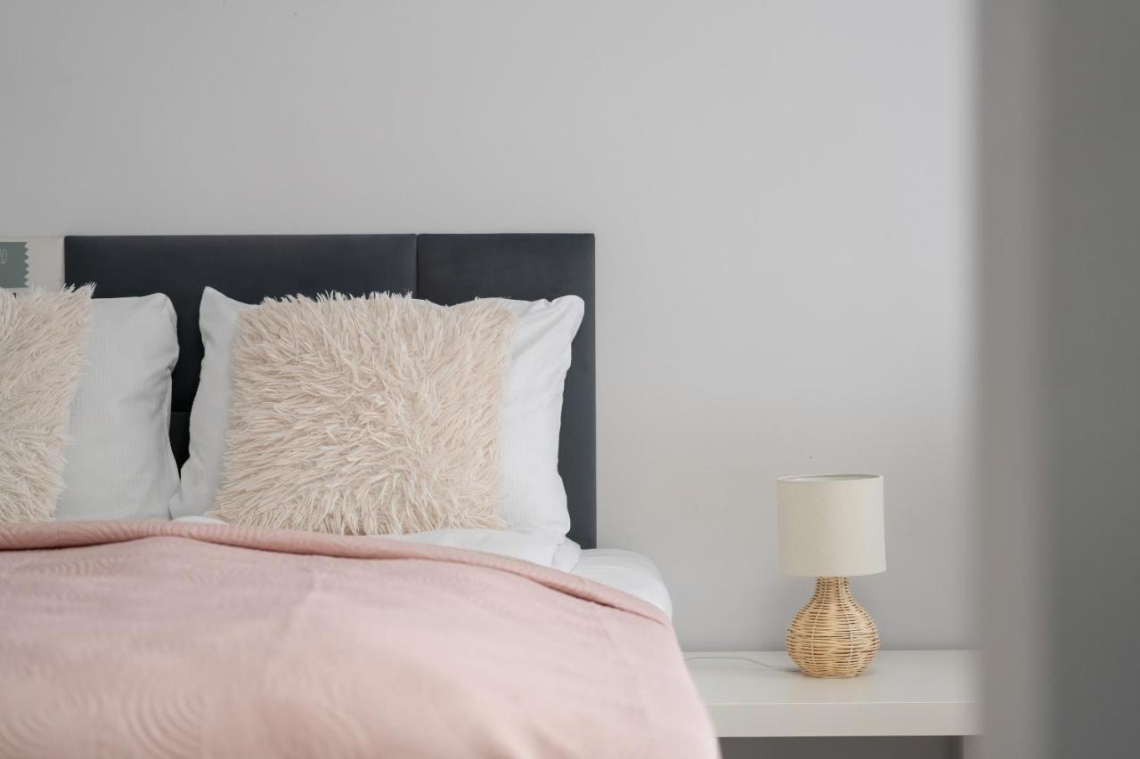 Stylish & Comfy Garbary Apartments With Parking By Noclegi Renters Poznan Bagian luar foto