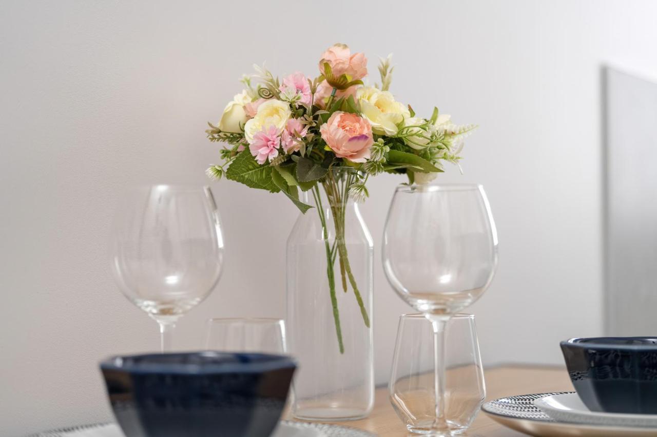 Stylish & Comfy Garbary Apartments With Parking By Noclegi Renters Poznan Bagian luar foto