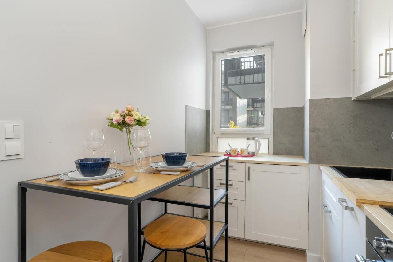 Stylish & Comfy Garbary Apartments With Parking By Noclegi Renters Poznan Bagian luar foto