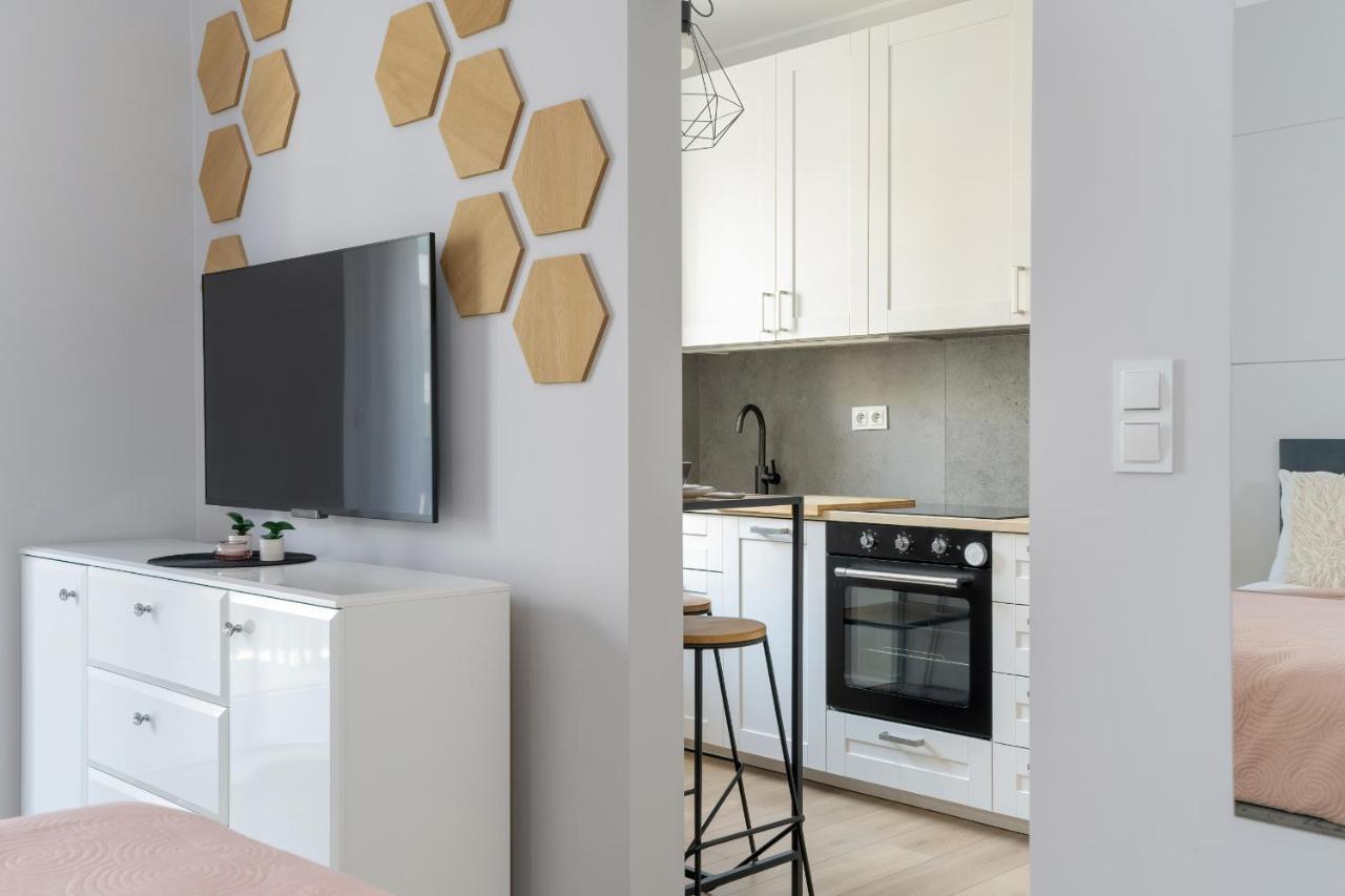 Stylish & Comfy Garbary Apartments With Parking By Noclegi Renters Poznan Bagian luar foto