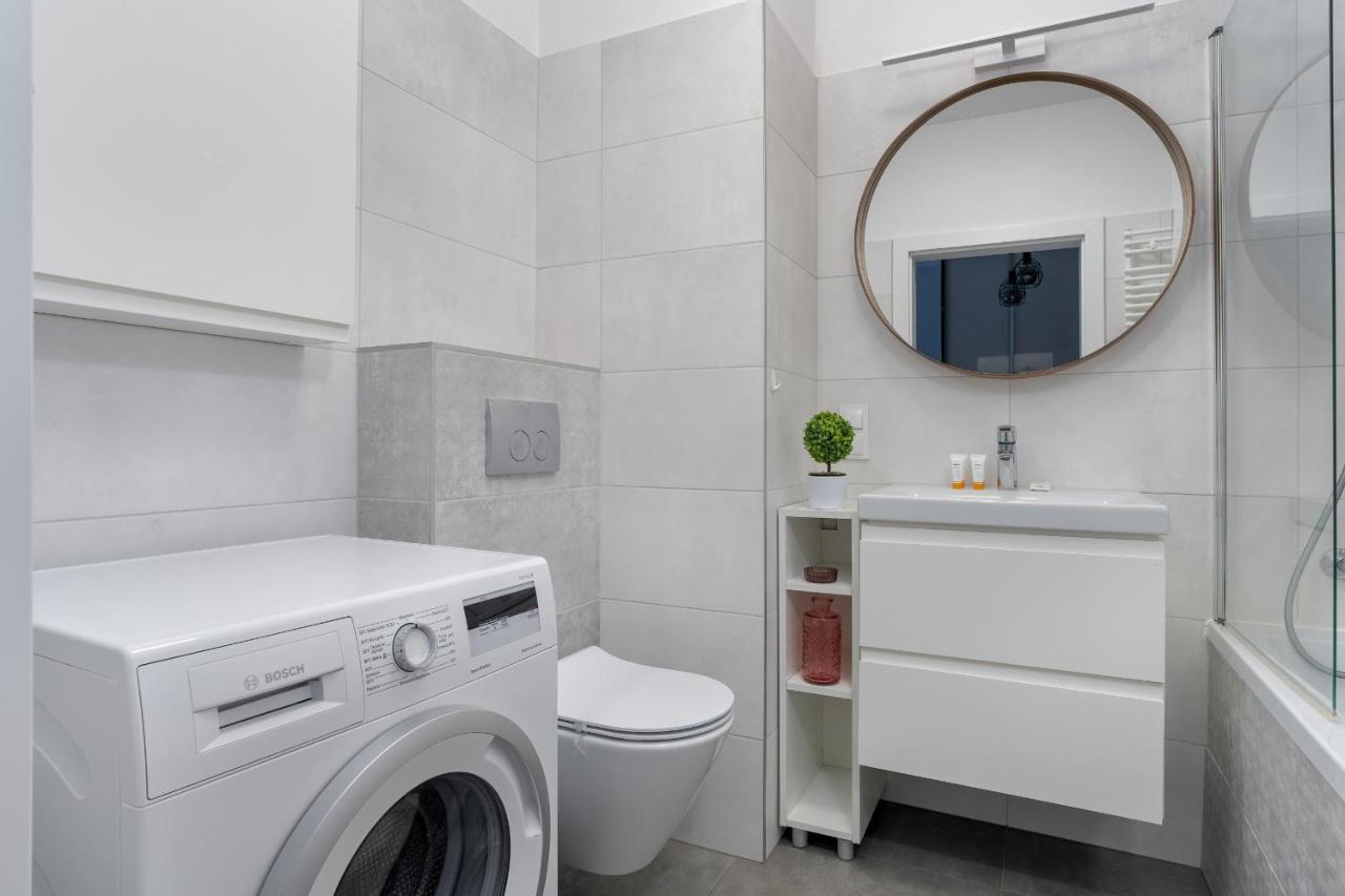 Stylish & Comfy Garbary Apartments With Parking By Noclegi Renters Poznan Bagian luar foto