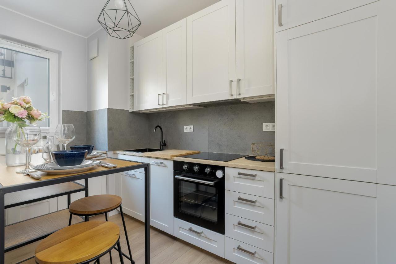 Stylish & Comfy Garbary Apartments With Parking By Noclegi Renters Poznan Bagian luar foto