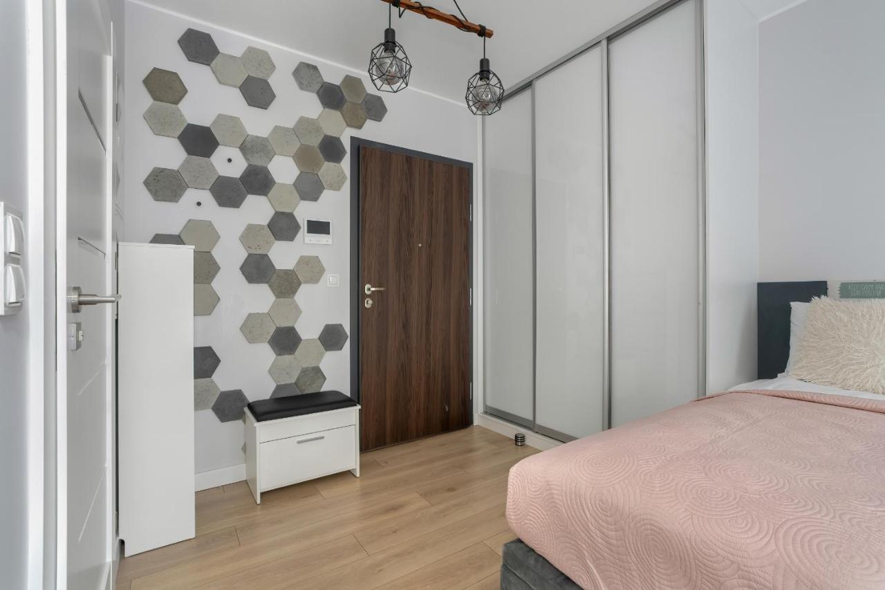 Stylish & Comfy Garbary Apartments With Parking By Noclegi Renters Poznan Bagian luar foto