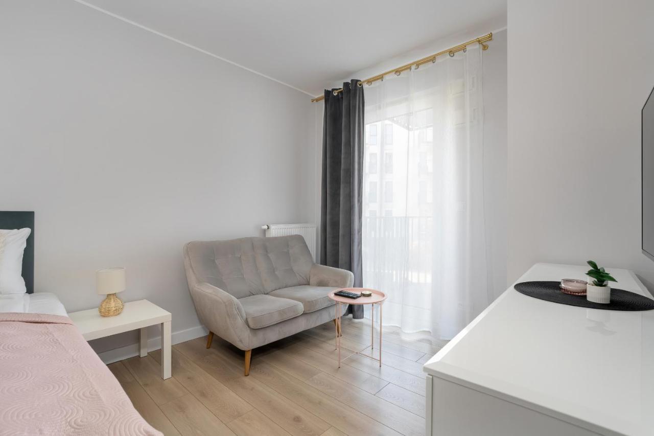 Stylish & Comfy Garbary Apartments With Parking By Noclegi Renters Poznan Bagian luar foto
