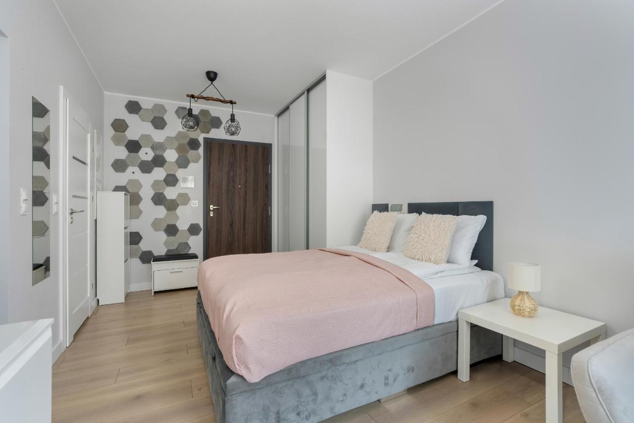 Stylish & Comfy Garbary Apartments With Parking By Noclegi Renters Poznan Bagian luar foto