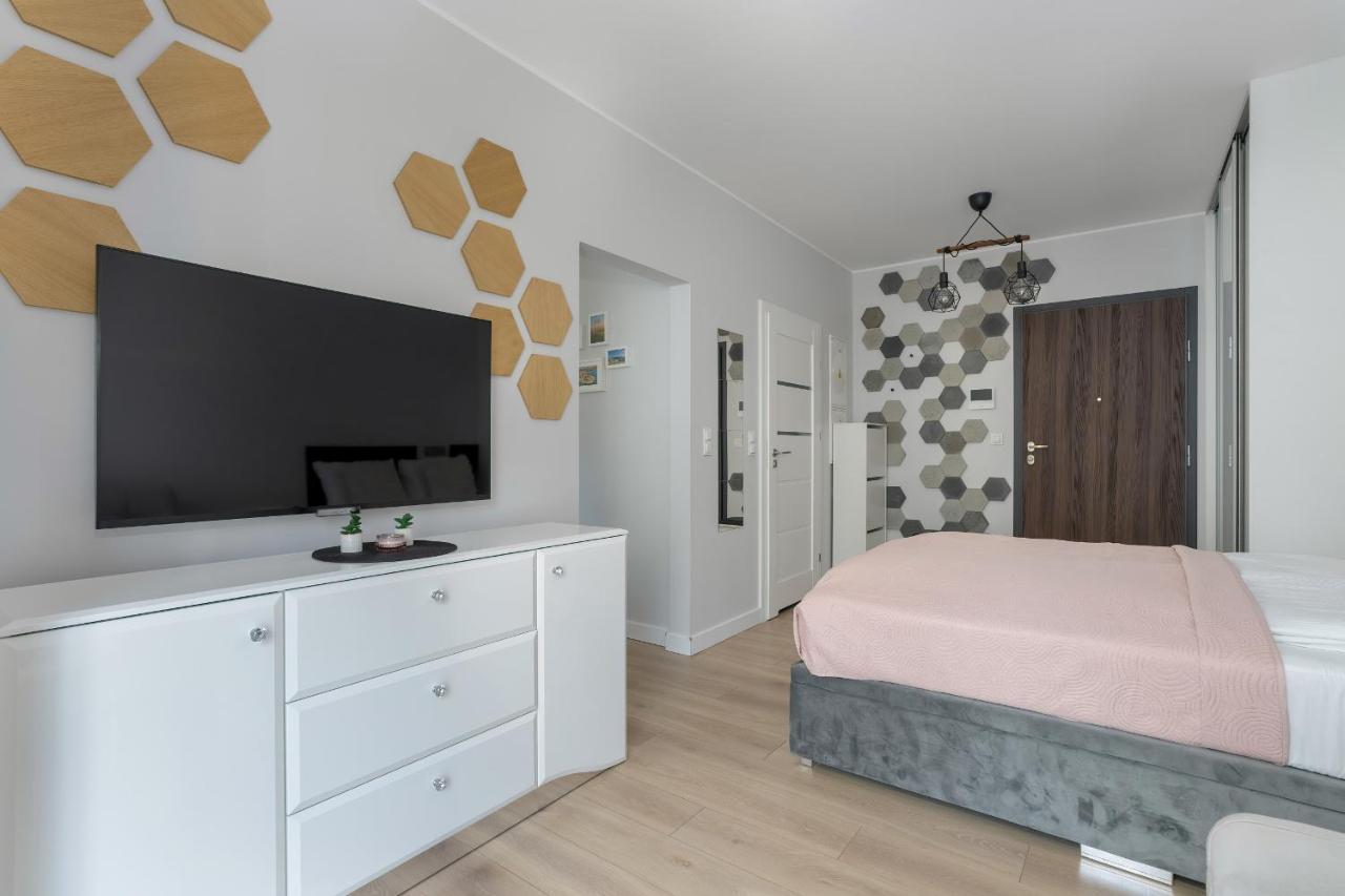Stylish & Comfy Garbary Apartments With Parking By Noclegi Renters Poznan Bagian luar foto