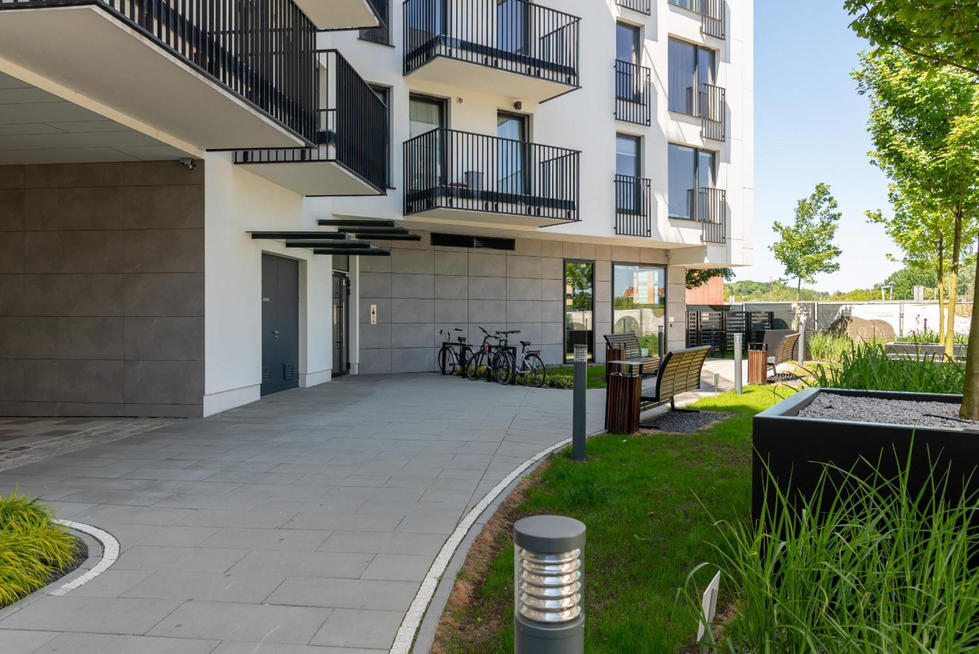 Stylish & Comfy Garbary Apartments With Parking By Noclegi Renters Poznan Bagian luar foto